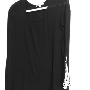 Black tunic with lace on sleeves
